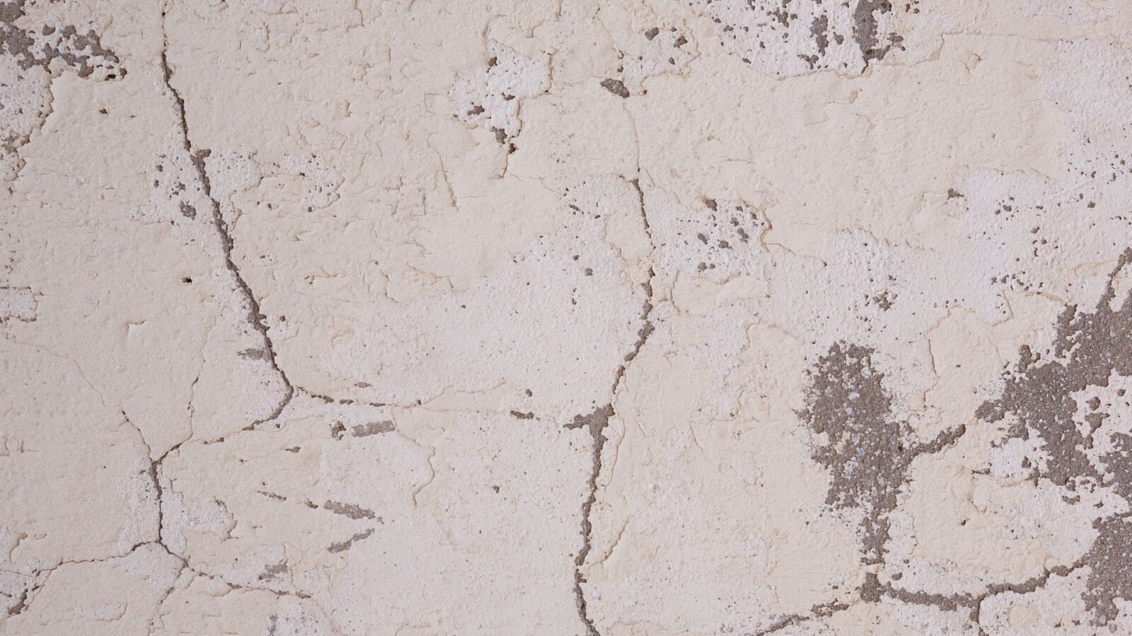 Risse in der Wand: harmlos oder Baumangel?